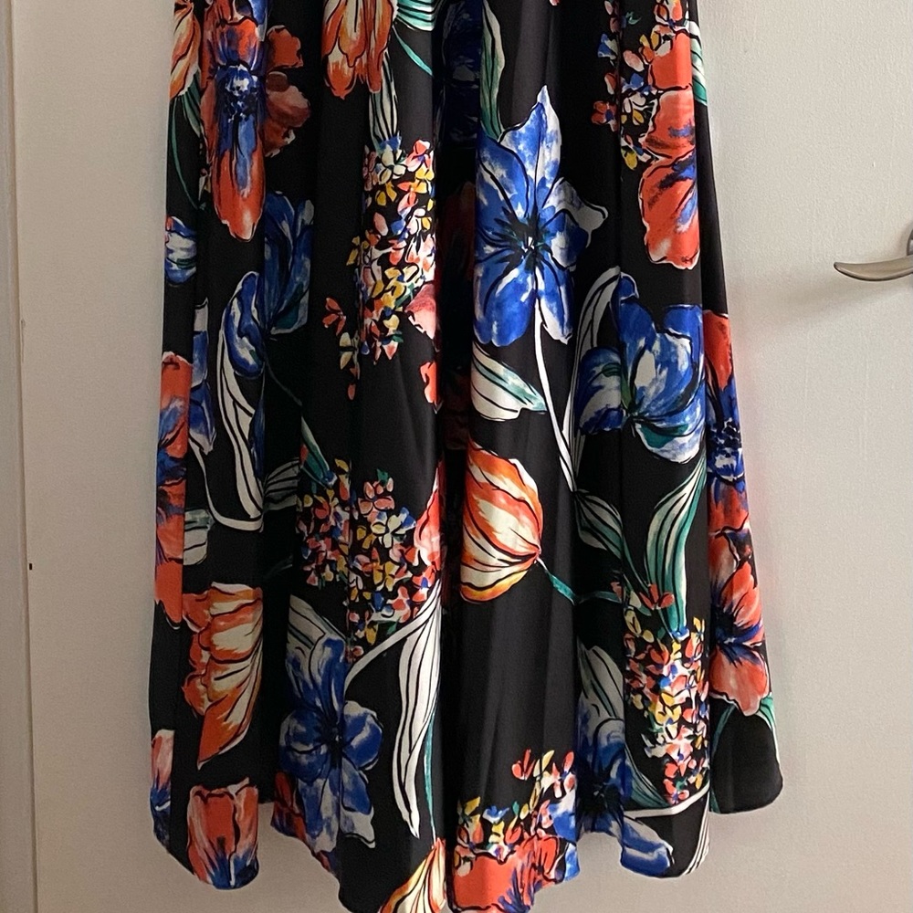 Never worn Tahari size 8 floral dress.